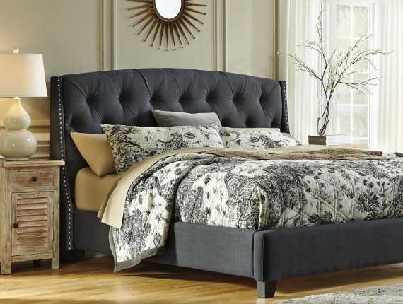 Массивная кровать с полукруглым изголовьем