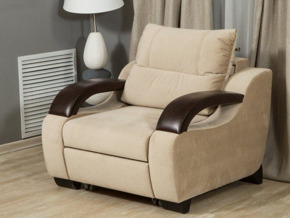 Мягкое кресло-кровать с деревянными подлокотниками