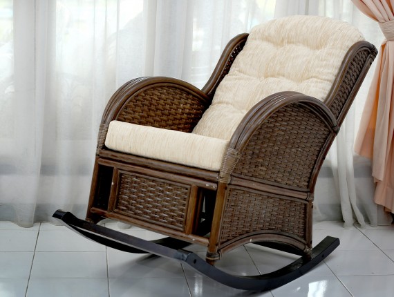 Плетеное кресло из лозы