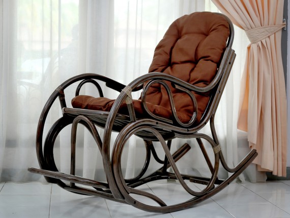 Кресло-качалка из ротанга
